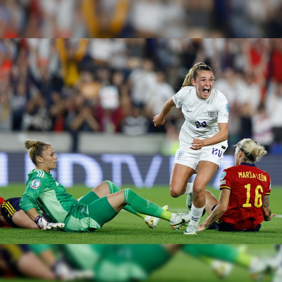  দ্বিতীয়ার্ধের শুরুর দিকেই ১-০ গোলে পিছিয়ে পড়ে আয়োজক দেশ। তবে ৮৪ মিনিটের মাথায় রুশোর পাস থেকে গোল করে ইংল্যান্ডকে সমতায় ফেরান পরিবর্ত হিসেবে নামা এলা টুনে (Ella Toone)। (ছবি-ইংল্যান্ড মহিলা ফুটবল দল টুইটার)
