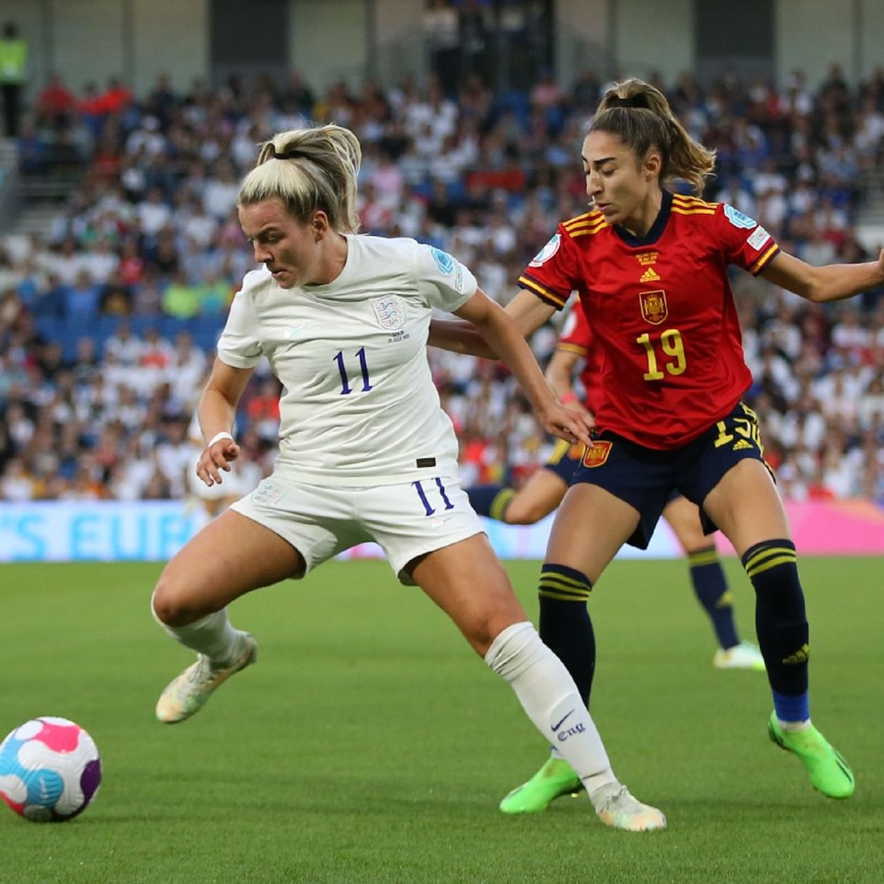 ফলমার স্টেডিয়ামে মেয়েদের ইউরো কাপের (UEFA Women's EURO Cup) কোয়ার্টার ফাইনালে স্পেনকে ২-১ ব্যবধানে হারিয়েছে ইংল্যান্ড। ৯০ মিনিটে স্কোরলাইন ১-১ থাকার পর, ম্যাচ গড়ায় অতিরিক্ত সময়ে। আর সেই অতিরিক্ত সময়েই স্পেনকে আরও একখানা গোল দিয়ে এ বারের মেয়েদের ফুটবল যুদ্ধের সেমিফাইনালের টিকিট পেয়ে গেল আয়োজক দেশ ইংল্যান্ড। (ছবি-উয়েফা মেয়েদের ইউরো কাপ টুইটার)