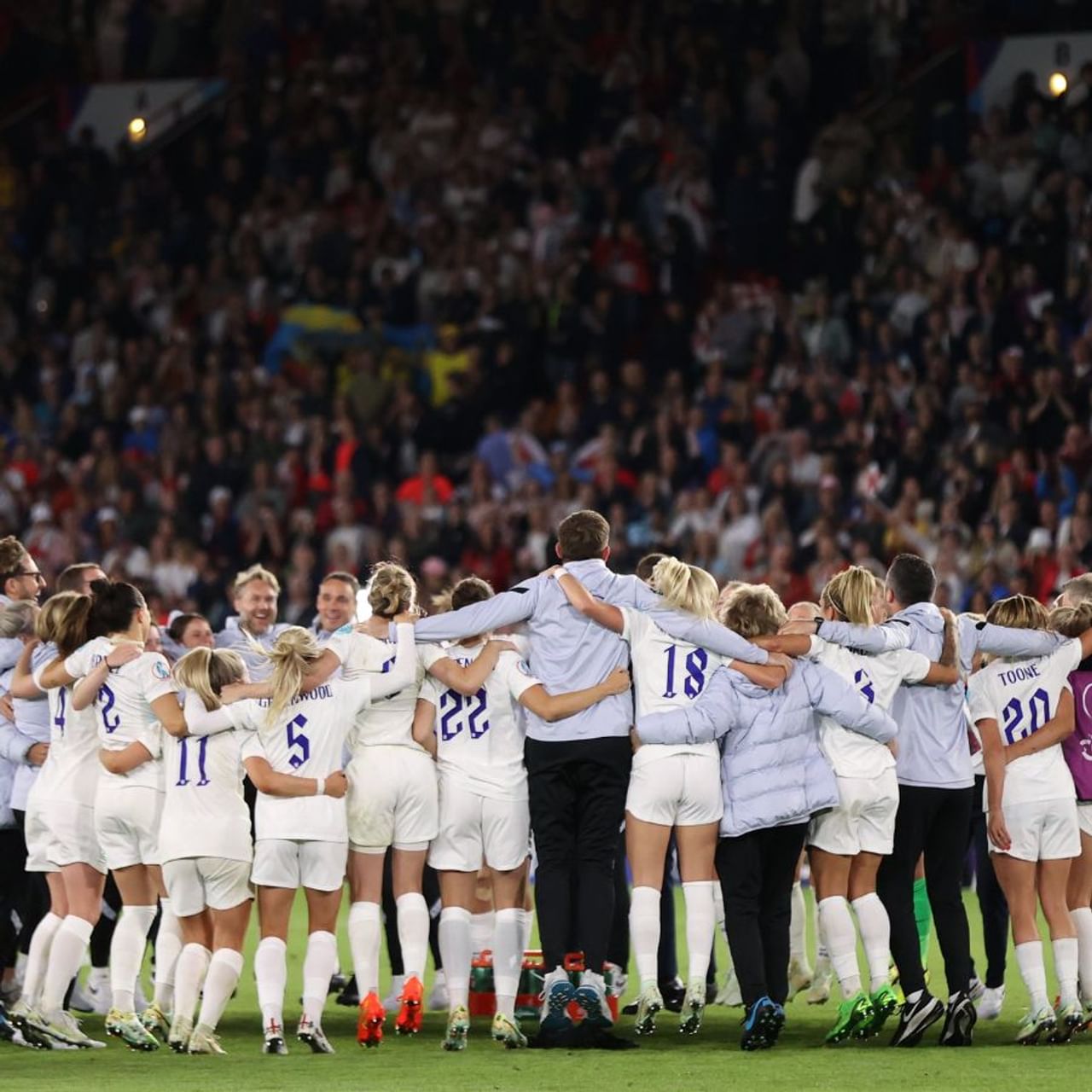 মেয়েদের ইউরো কাপের (UEFA Women's EURO Cup) সেমিফাইনালে সুইডেনকে (Sweden) ৪-০ ব্যবধানে হারাল ইংল্যান্ড (England)। এই নিয়ে তৃতীয় বার টুর্নামেন্টের ফাইনালে পৌঁছে গেল ইংল্যান্ড। (ছবি-ইংল্যান্ড মহিলা ফুটবল দল টুইটার)