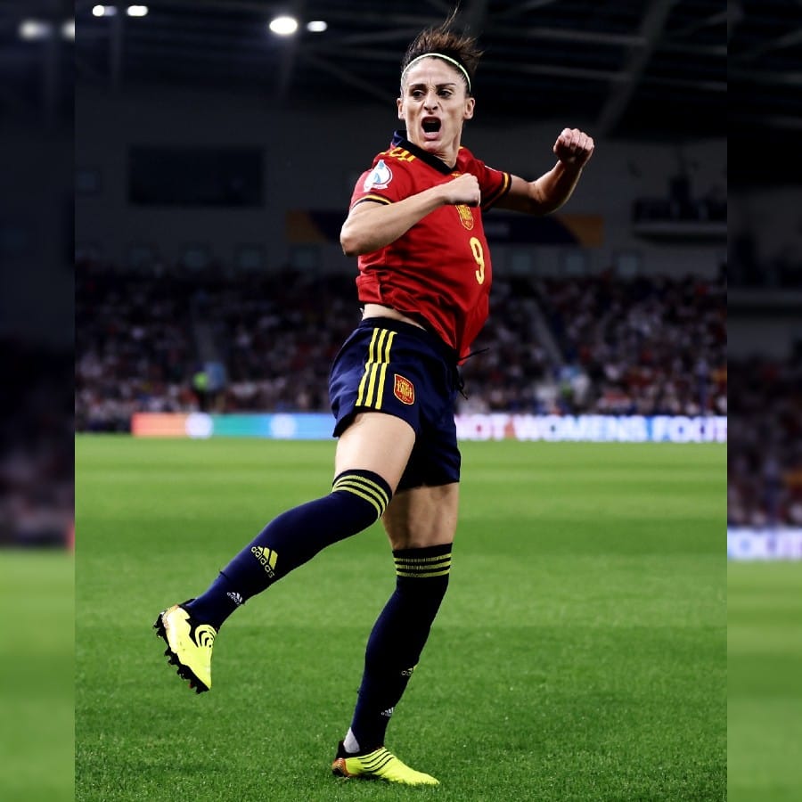 গোলশূন্য অবস্থায় প্রথমার্ধ শেষ হওয়ার পর, ম্যাচের ৫৪ মিনিটের মাথায় স্পেনের হয়ে প্রথম গোল করেন এস্তার গঞ্জালেজ (Esther Gonzalez)। (ছবি-টুইটার)