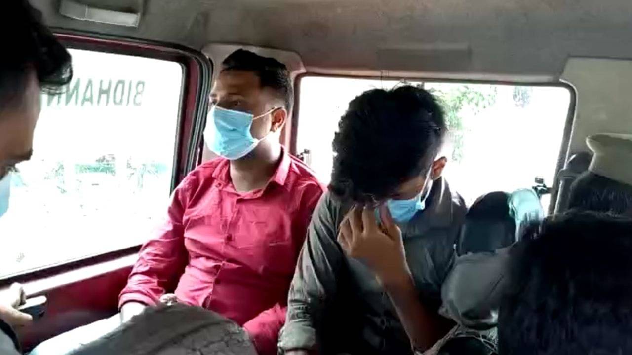 Fraud Case: টাকা দিলেই আধারের ফর্মে গেজ়েটেড অফিসারের জাল সই, স্টাম্প! সল্টলেকে আধার অফিসের বাইরেই রমরমিয়ে চলছিল প্রতারণা