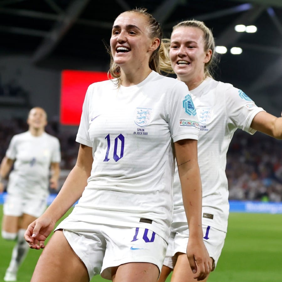 নির্ধারিত ৯০ মিনিটে ম্যাচের স্কোরলাইন ১-১ থাকায়। ম্যাচ গড়ায় অতিরিক্ত সময়ে। ৩০ মিনিটের অতিরিক্ত সময়ে, ৯৬ মিনিটে ওয়ালশের পাস থেকে গোল করে ইংল্যান্ডকে এগিয়ে দেন জর্জিয়া স্ট্যানওয়ে (Georgia Stanway)। অতিরিক্ত সময়ে আর গোলের দরজা খুলতে পারেনি স্পেন। (ছবি-ইংল্যান্ড মহিলা ফুটবল দল টুইটার)