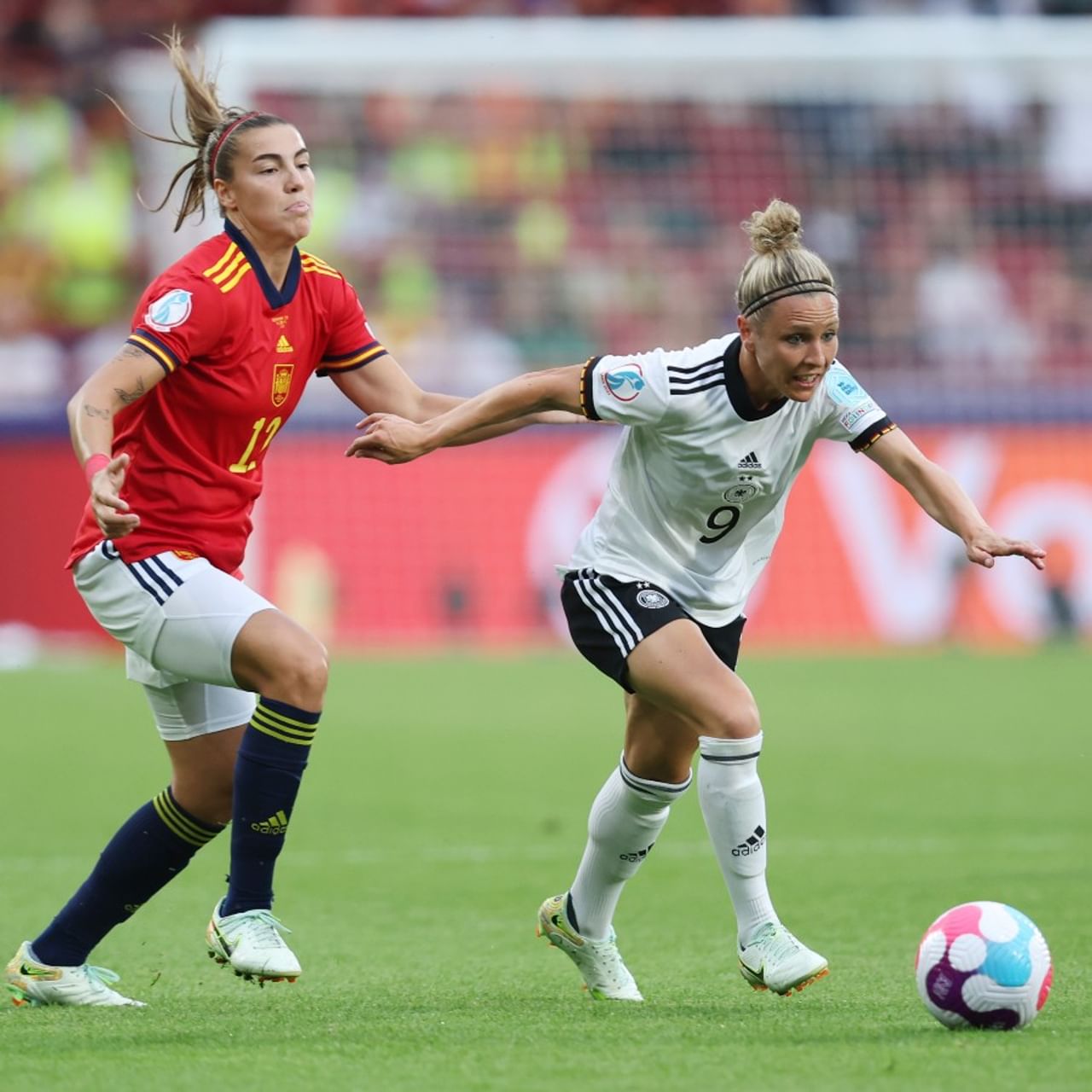 মেয়েদের ইউরো কাপের (UEFA Women's EURO Cup) গ্রুপ-বি-র ম্যাচে স্পেনকে ২-০ গোলে হারিয়ে কোয়ার্টার ফাইনালে জায়গা পাকা করল জার্মানি। স্পেনের বিরুদ্ধে ম্যাচের প্রথমার্ধে ৩ ও ৩৬ মিনিটে দুটি গোল জার্মানির মেয়েদের। (ছবি-উয়েফা ওমেন্স ইউরো কাপ টুইটার)