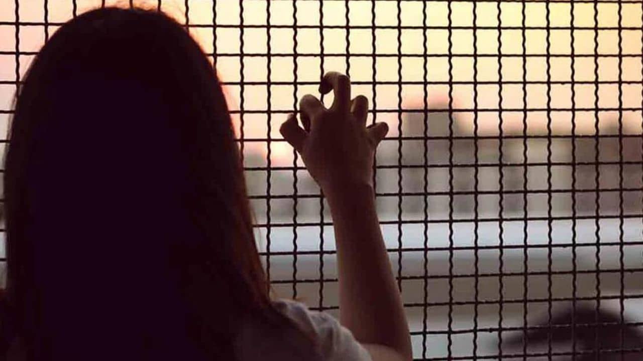 Balurghat : নাবালিকা মেয়েকে বিহারে বিক্রি, স্বামীর বিরুদ্ধে থানায় মহিলা