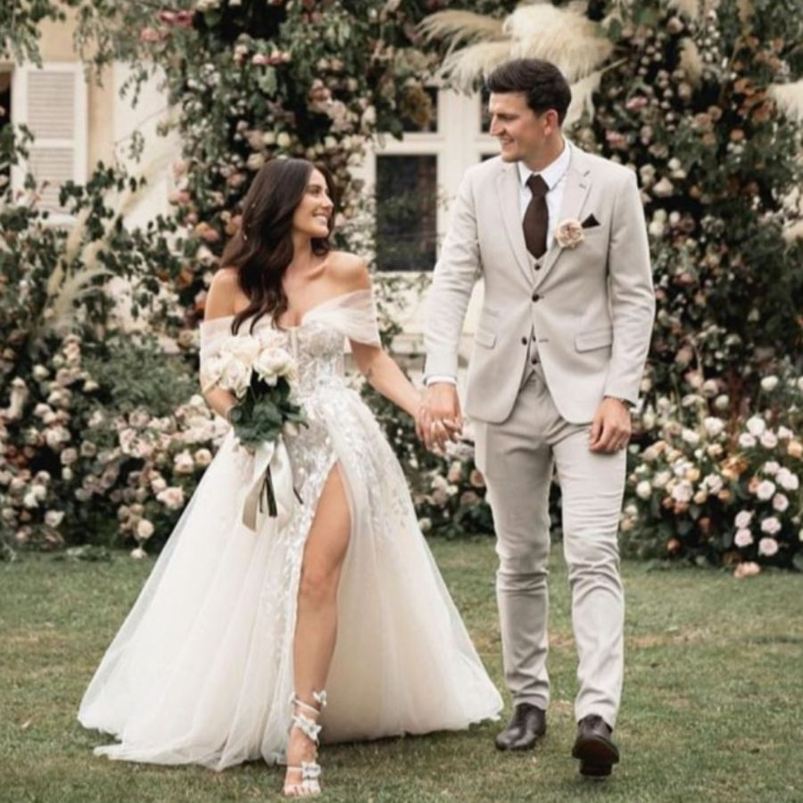 নভেম্বরে শুরু হবে কাতার বিশ্বকাপ। তাঁর আগে হ্যারি ম্যাগুয়ের থেকে থিবো কুর্তোয়ারা পেলেন তাঁদের জন্য 'মেড ফর ইচ আদার'-এর সঙ্গীকে। কিছুদিন আগেই আইনি বিয়ে সেরে নিয়েছিলেন  ইংল্যান্ডের তারকা ফুটবলার হ্যারি ম্যাগুয়ের ও তাঁর ছেলেবেলার বান্ধবী ফ্রেন হকিন্স। এ বার ২৫ জুন ফ্রান্সের রয়্যাল ফ্রেঞ্চ চ্যাপেলে ফ্রেনের সঙ্গে সামাজিক বিয়ে সেরে নিলেন হ্যারি। (ছবি-হ্যারি ম্যাগুয়ের ইন্সটাগ্রাম)