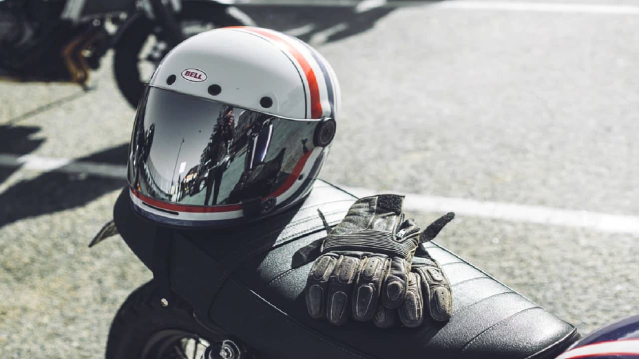 Viral Video: ভাল হেলমেট কীভাবে প্রাণ বাঁচাতে পারে, বাসের নীচে চলে গিয়েও মৃত্যুমুখ থেকে ফিরলেন বাইকার, দেখুন