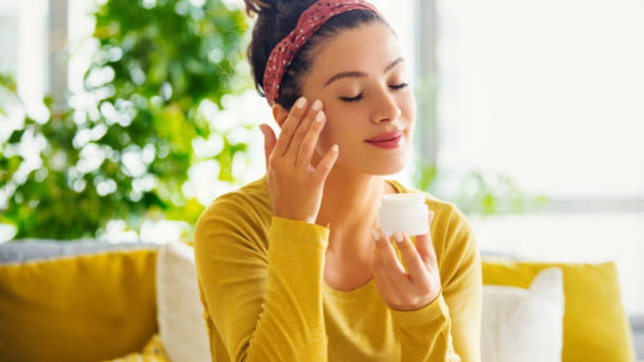 Oily Skin Care Tips: আপনার তৈলাক্ত ত্বক? কেমন ধরনের ময়েশ্চারাইজ়ার ব্যবহার করবেন, জেনে নিন