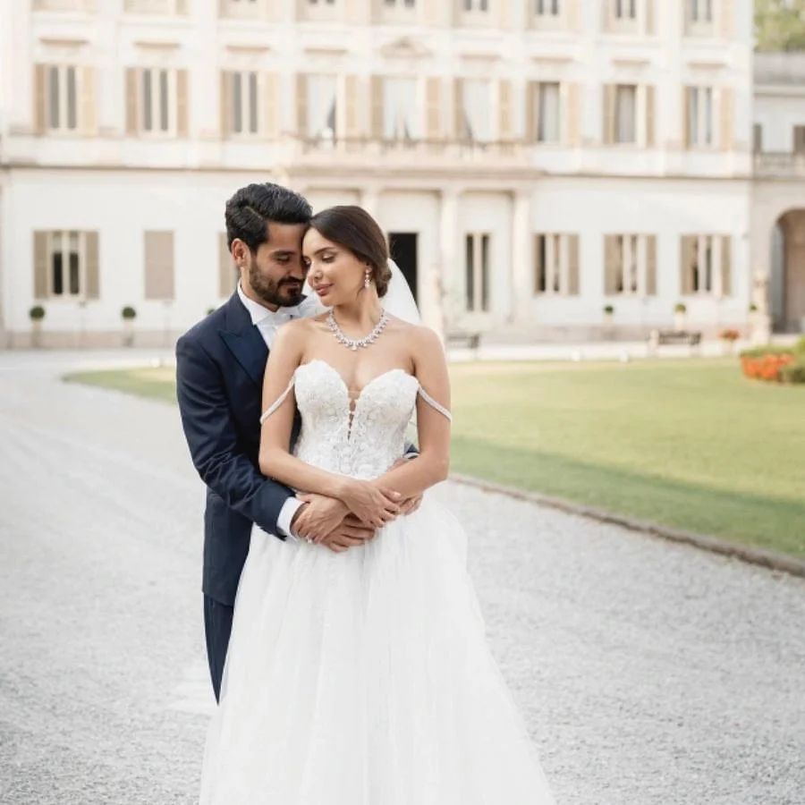 ম্যাঞ্চেস্টার সিটির তারকা ফুটবলার ইল্কে গুন্দোগান ও তাঁর ইতালিয়ান মডেল বান্ধবী সারা চলতি বছরের মে মাসে বিয়ে সেরে নেন। বিয়ের পোশাকে সারাকে অপরূপ সুন্দরী লাগছিল। ডেনমার্কের রেজিস্ট্রি অফিসে সকলের অগোচরে আইনি বিয়ে আগেই সেরে ফেলেছিলেন ইল্কে ও সারা। এরপর পরিবার ও বন্ধুবান্ধবদের উপস্থিতিতে তাঁরা সামাজিক বিয়েও সেরে নেন। (ছবি-সারা ইন্সটাগ্রাম)