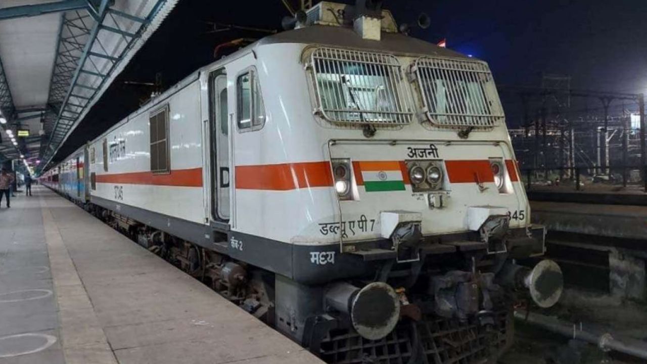 Indian Railways : বিপুল লাভের মুখ দেখল ভারতীয় রেল, যাত্রী পরিষেবায় এক লাফে আয় বাড়ল ১১৬ শতাংশ