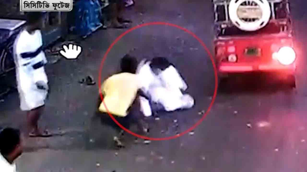 Jagaddal Murder CCTV Footage: চা দোকান থেকে টেনে মাটিতে ফেলল যুবককে, তারপরই... প্রকাশ্যে হাড়হিম হত্যা-কাণ্ডের ফুটেজ