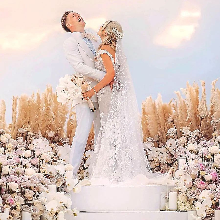 আসন্ন ফুটবল মরসুমের আগে হ্যারি-থিবোরা হয় বিয়ে সেরে নিচ্ছেন, নয় বান্ধবীদের বিয়ের প্রস্তাব দিচ্ছেন। এভার্টন এবং ইংল্যান্ডের জাতীয় দলের গোলকিপার জর্ডান পিকফোর্ড সদ্য মলদ্বীপে সমুদ্রকে সাক্ষী রেখে বিয়ে সারলেন তাঁর দীর্ঘদিনের বান্ধবী মেগান ডেভিসনের সঙ্গে। তাঁদের আইনি বিয়ে আগেই হয়ে গিয়েছিল। (ছবি-জর্ডান পিকফোর্ড ইন্সটাগ্রাম)