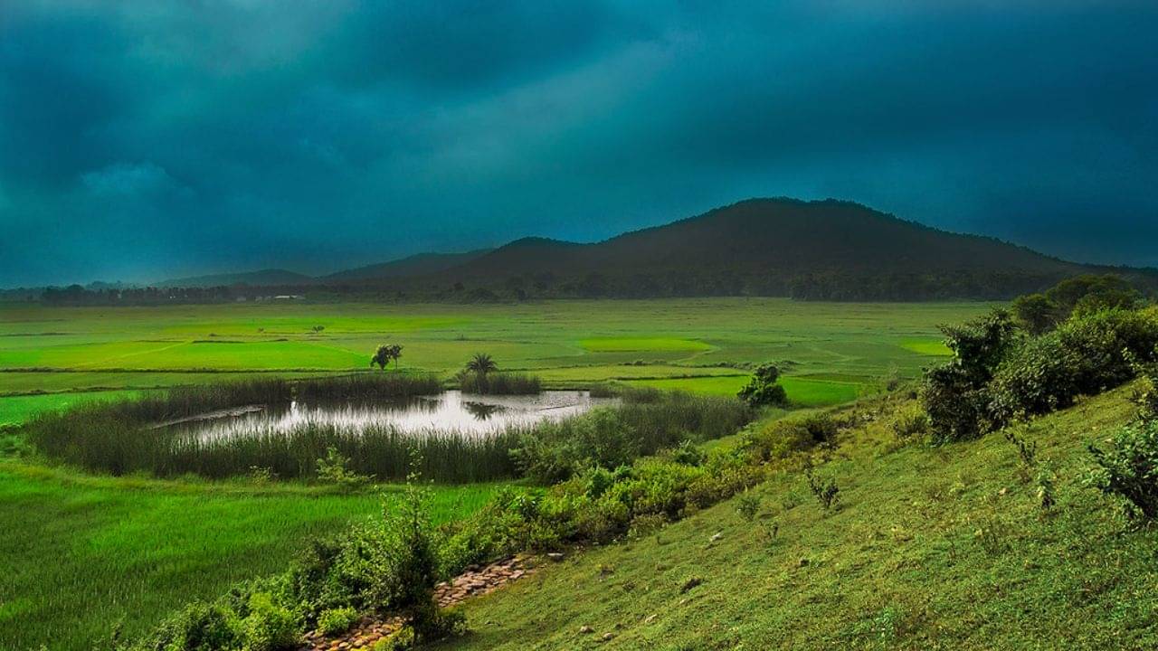 Purulia: আলো-মেঘের খেলায় মন খারাপ লাগছে? বর্ষায় ছুটিতে পাড়ি জমান বাংলার এই পাহাড়ে