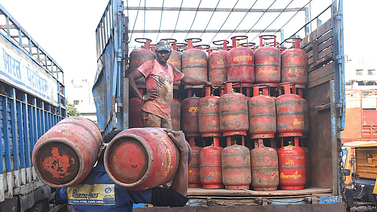 LPG Cylinder Capping New Rule : কমবে বার্ষিক রান্নার সিলিন্ডারের সংখ্য়া? নয়া নিয়ম আনার পথে কেন্দ্র