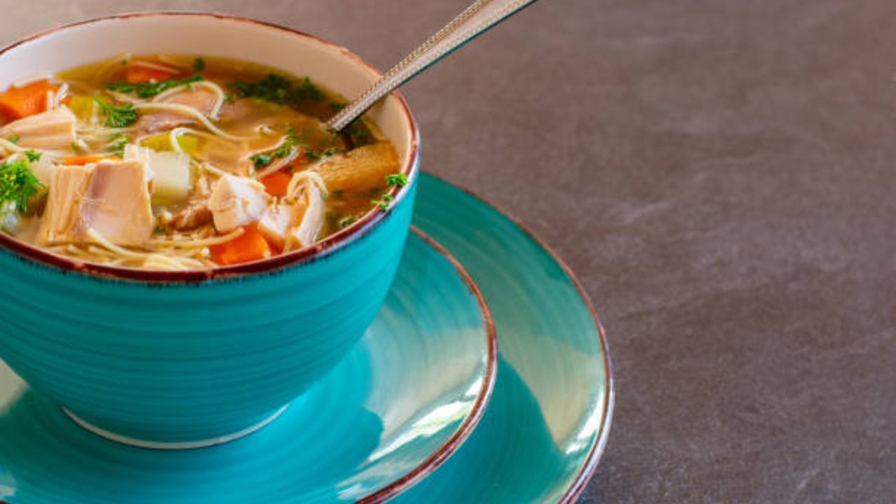 বর্ষায় গলা খুশখুশ? খান চিকেন নুডলস স্যুপ TV9Bangla Chicken Noodles