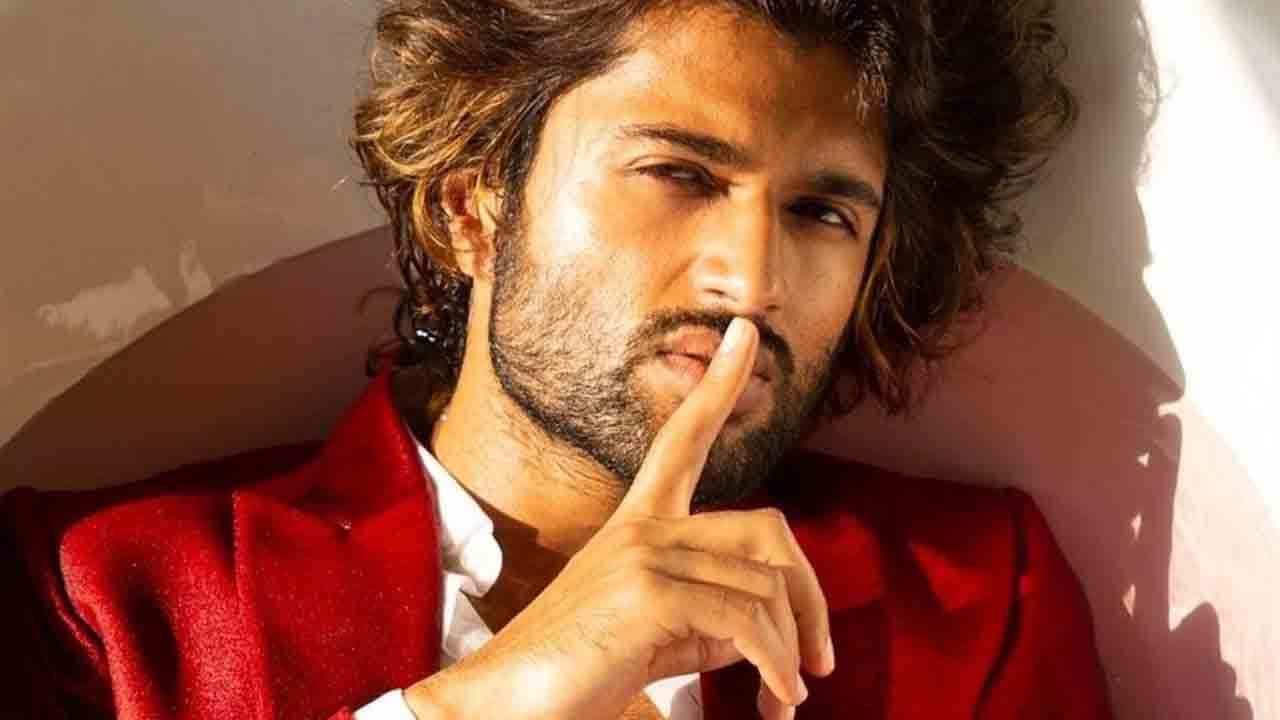 Vijay Deverakonda: করণের প্রশ্নের ফাঁদে 'লাইগার', গোপন রহস্য ঢাকতে কী উত্তর বিজয়ের?