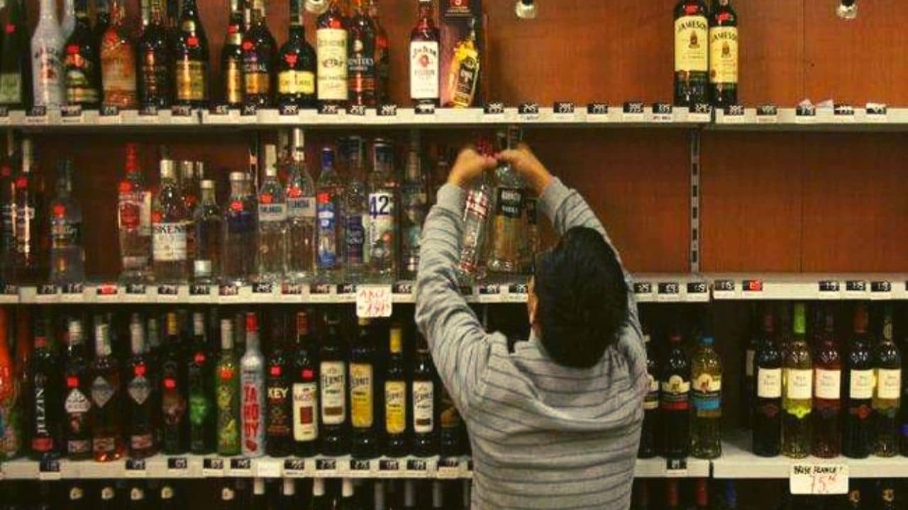 Delhi Liqour Crisis: শহরে বন্ধ হচ্ছে একের পর এক মদের দোকান! আতঙ্কে  সুরাপ্রেমীরা | Massive Liquor Crisis in Delhi, new govt policy is  responsible, says seller | TV9 Bangla News