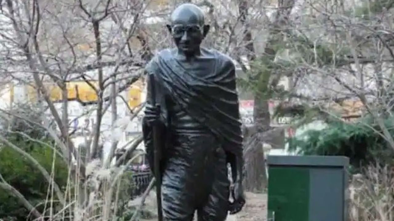 Gandhi Statue Vandalised : ভাঙা হল মূর্তি, লেখা হল কুকথা, গান্ধীর মূর্তির অবমাননায় তীব্র নিন্দা দূতাবাসের