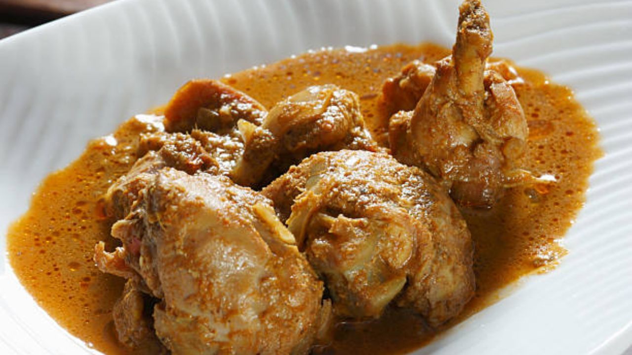 Chicken Curry: একঘেঁয়ে চিকেন কারি আর ভাল লাগছে না? নারকেলের দুধ দিয়ে নেড়ে নিন মাংসটা