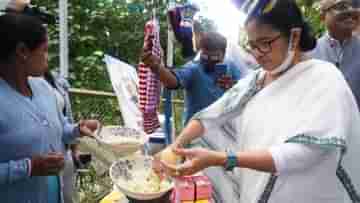 Mamata Banerjee: পাহাড়ের রাস্তায় নিজের হাতে ফুচকা বানালেন মমতা, খাওয়ালেনও সবাইকে