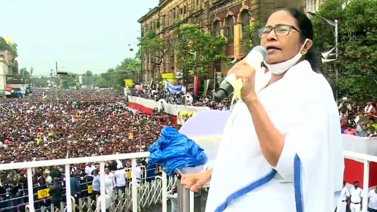 Mamata Banerjee: ভোট দিইনি বলে খাবার দেবেন না! দিল্লিতে ঘেরাও করার হুঁশিয়ারি মমতার