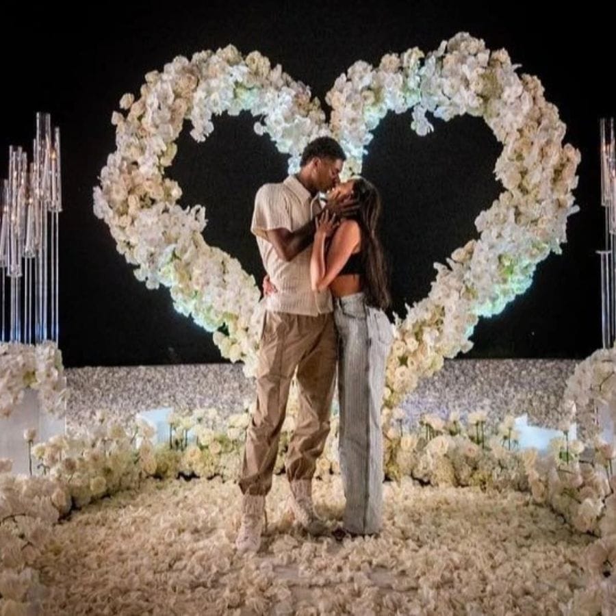 হলিউড ট্রিপে গিয়ে ম্যান ইউ তারকা মার্কাস ব়্যাশফোর্ড ছেলেবেলার বান্ধবী লুসিয়া লোইকে প্রপোজ করেছেন। ছেলেবেলায়, স্কুলে পড়ার সময় থেকে মার্কাস ও লুসিয়া একে অপরকে চেনেন। দীর্ঘদিন সম্পর্কে থাকার পর মে মাসে লুসিয়াকে রোমান্টিকভাবে বিয়ের প্রস্তাব দেন ব়্যাশফোর্ড। লস অ্যাঞ্জেলিসে যে জায়গায় ব়্যাশফোর্ড তাঁর বান্ধবীকে বিয়ের প্রস্তাব দেন তার চারিদিকটা সুন্দর সাদা গোলাপ ও মোমবাতি দিয়ে সাজানো ছিল। (ছবি-মার্কাস ব়্যাশফোর্ড ইন্সটাগ্রাম)