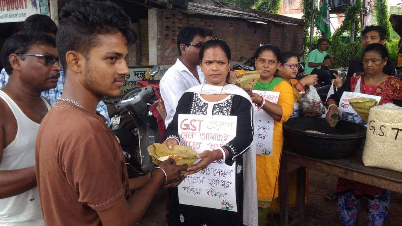 TMC Protest: নেত্রী বলেছিলেন, 'আমাদের মুড়ি ফিরিয়ে দাও', এবার চপ-মুড়ি খাইয়ে অভিনব প্রতিবাদ তৃণমূলের