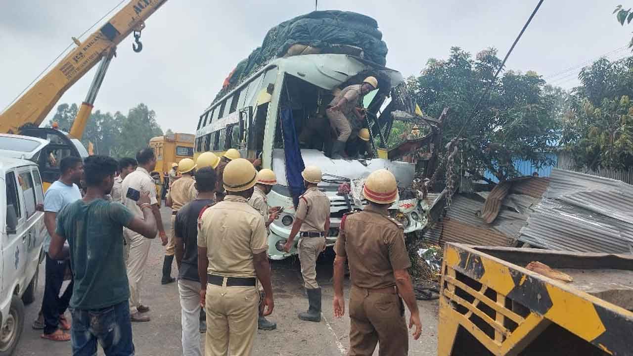 North Dinajpur Bus Accident: দুর্ঘটনার কবলে কলকাতা-শিলিগুড়িগামী বাস, এখনও পর্যন্ত মৃত ১, সিটের নীচে আরও দেহ আটকে থাকার সম্ভাবনা