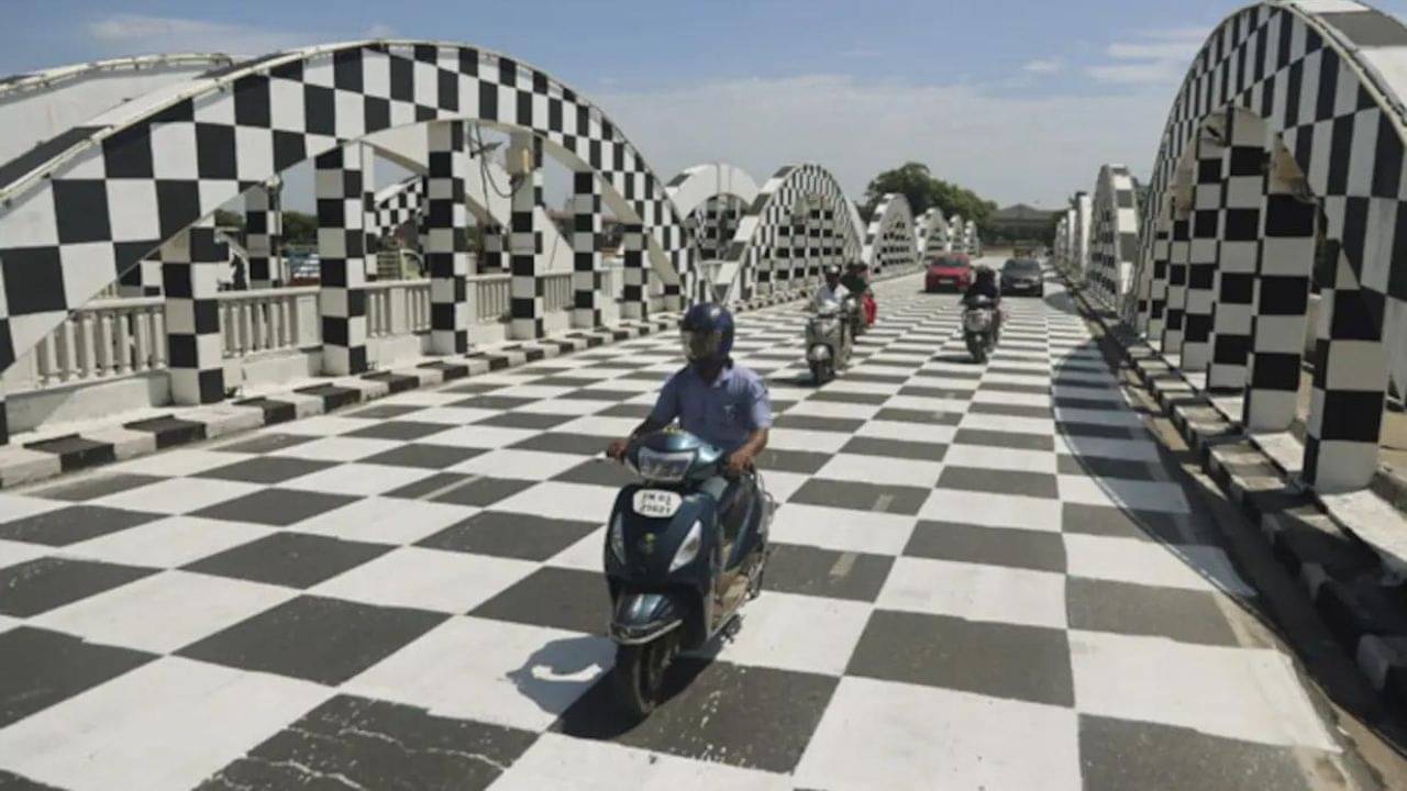 Chennai: এই সেতুতে হাঁটতে গেলে চোখ যাবে ধাঁধিয়ে! ব্রিটিশ আমলের ব্রিজ এখন আস্ত একটা দাবার বোর্ড