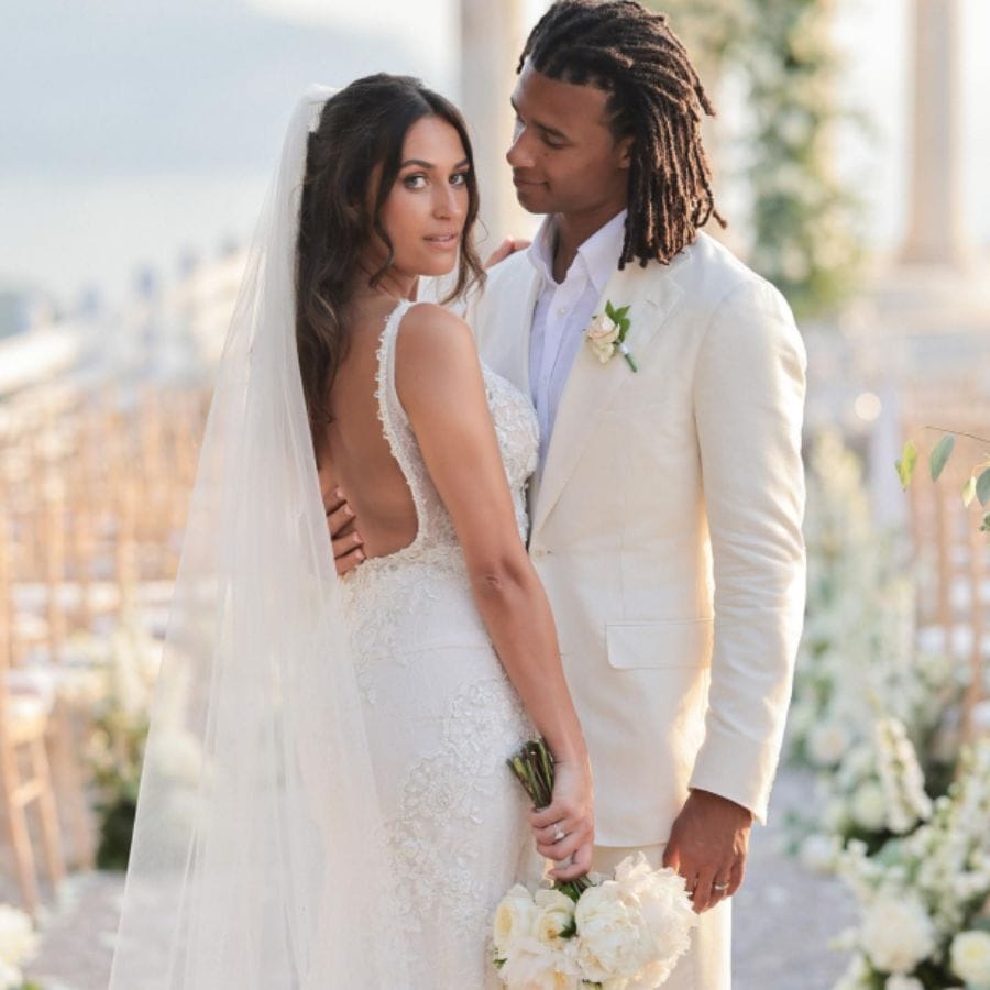 ডাচ ডিফেন্ডার নাথান আকে ও জুয়েলারি ডিজাইনার কেলি ২০২০ সালে এনগেজমেন্ট সেরেছিলেন। জুন মাসে তাঁরা বিবাহবন্ধনে আবদ্ধ হন। তাঁদের বিয়ের অনুষ্ঠানে বসেছিল চাঁদের হাট। হাজির ছিলেন ভার্জিল ভ্যান, ডনি ভ্যান, জর্জিনহোরা। (ছবি-নাথান আকে ইন্সটাগ্রাম)