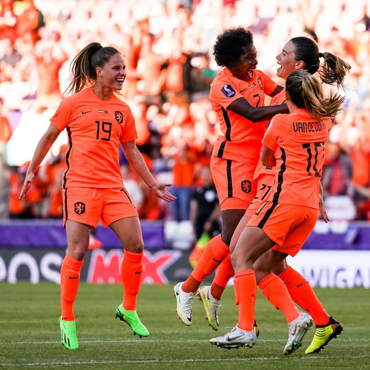 মেয়েদের ইউরো কাপের (UEFA Women's EURO Cup) ম্যাচে পর্তুগালকে ৩-২ ব্যবধানে হারিয়ে কোয়ার্টার ফাইনালে পৌঁছে গেল নেদারল্যান্ডস। ম্যাচের শুরুতেই এগিয়ে গিয়েছিল ডাচরা। তবে সমতা ফেরাতে খুব বেশি দেরি করেনি পর্তুগালের মেয়েরা। কিন্তু গত বারের চ্যাম্পিয়নরা দ্বিতীয়ার্ধে ফের এগিয়ে যায়। শেষ অবধি আর গোল দিতে পারেনি পর্তুগাল। যার ফলে মেয়েদের ইউরো কাপের কোয়ার্টারে পৌঁছে গেল নেদারল্যান্ডস। 