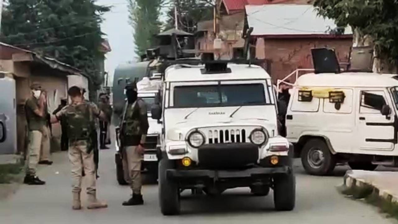 Srinagar: মৃত এএসআই, আহত আরও দুই পুলিশ কর্মী! লালবাজারে নাকা পার্টির উপর নির্বিচারে চলল গুলি