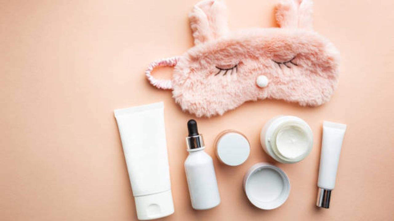 Night Skin Care: আপনার ত্বক শুষ্ক না তৈলাক্ত? স্কিন টাইপ অনুযায়ী মেনে চলুন সঠিক নাইট কেয়ার রুটিন