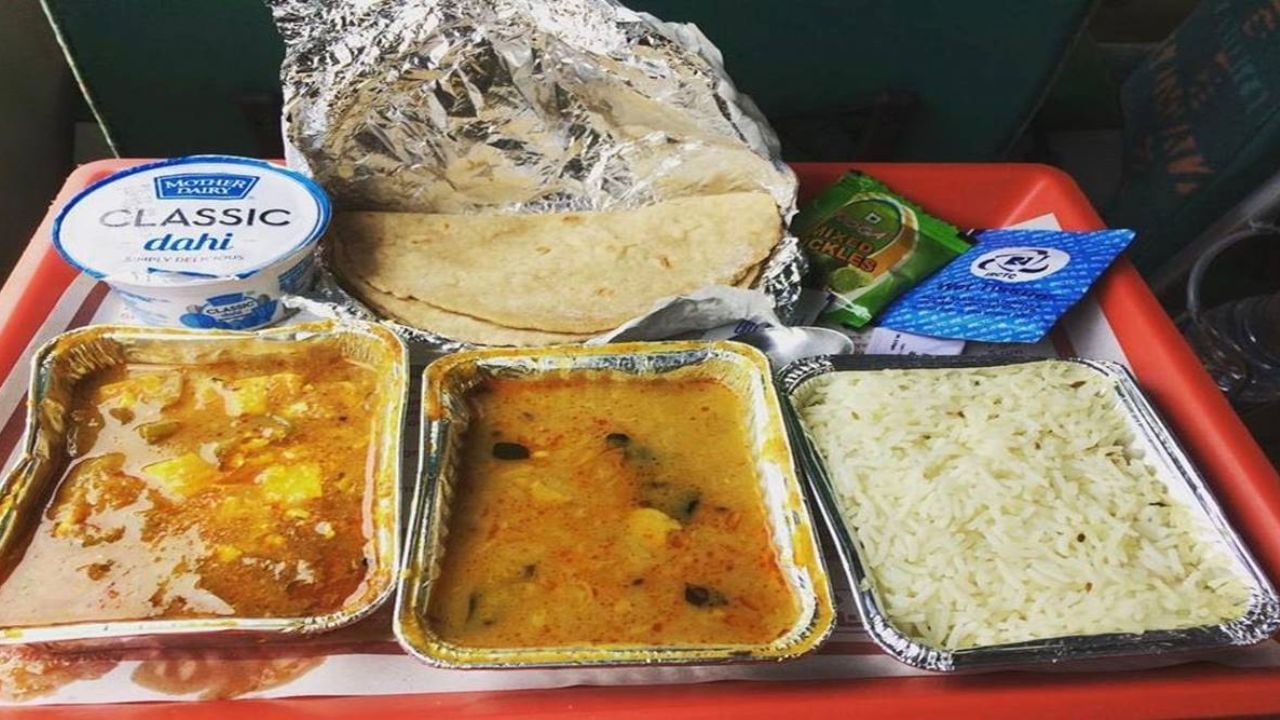 Indian Railways: যাত্রীদের জন্য় সুখবর, এবার থেকে সস্তা হবে ট্রেনের খাবার! বড় ঘোষণা রেল মন্ত্রকের Indian Railways: যাত্রীদের জন্য় সুখবর, এবার থেকে সস্তা হবে ট্রেনের খাবার! বড় ঘোষণা রেল মন্ত্রকের