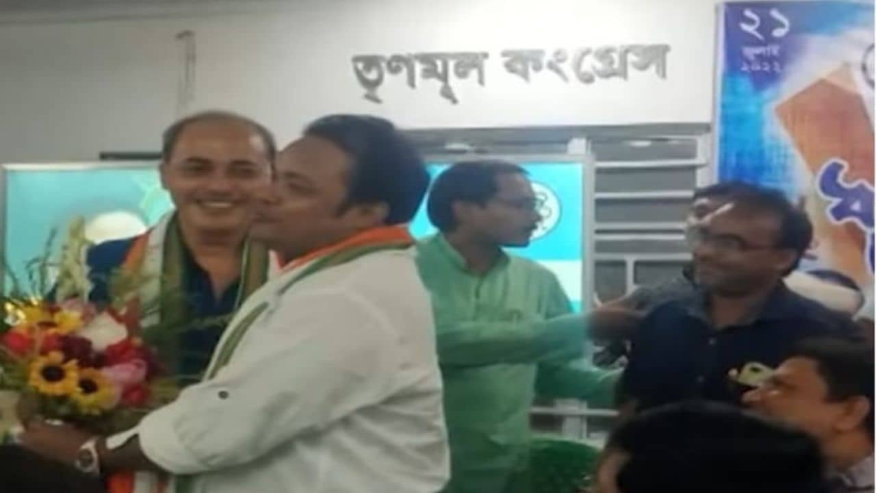 Ramanuj Ganguly: উত্তরীয় গলায় তৃণমূলের অফিসে পর্ষদ সভাপতি, কেন? স্পষ্ট করলেন নিজেই