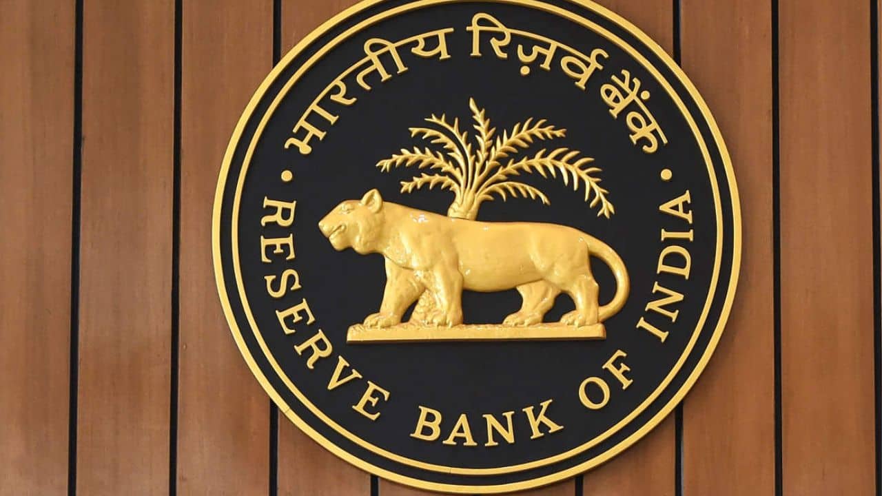 RBI Rules: দুই ব্যাঙ্ক থেকে তোলা যাবে না টাকা! কড়া নির্দেশিকা রিজার্ভ ব্যাঙ্কের