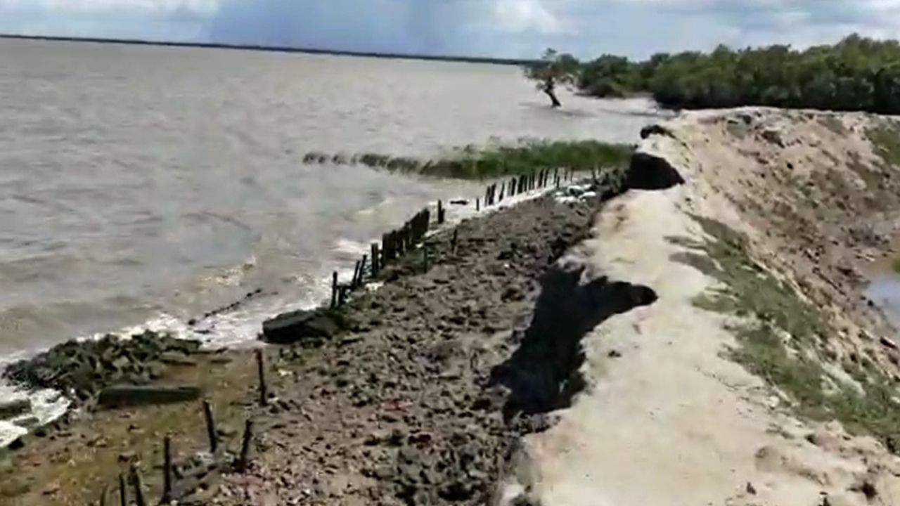 Damaged River Embankment: ভাঙতে ভাঙতে সরু হয়ে গিয়েছে নদী বাঁধ, আতঙ্কে রাতের ঘুম উড়েছে সন্দেশখালির এই গ্রামে