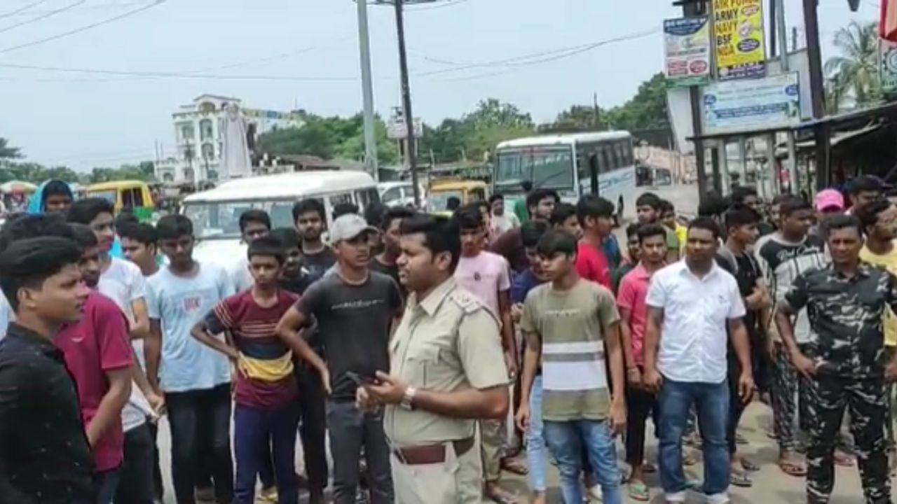 Malda Chaos: নিম্নমানের খাবার দেওয়ার প্রতিবাদ, স্কুল পড়ুয়াকে মেরে হাত-পা ভেঙে দেওয়ার অভিযোগ শিক্ষা প্রতিষ্ঠানের বিরুদ্ধে