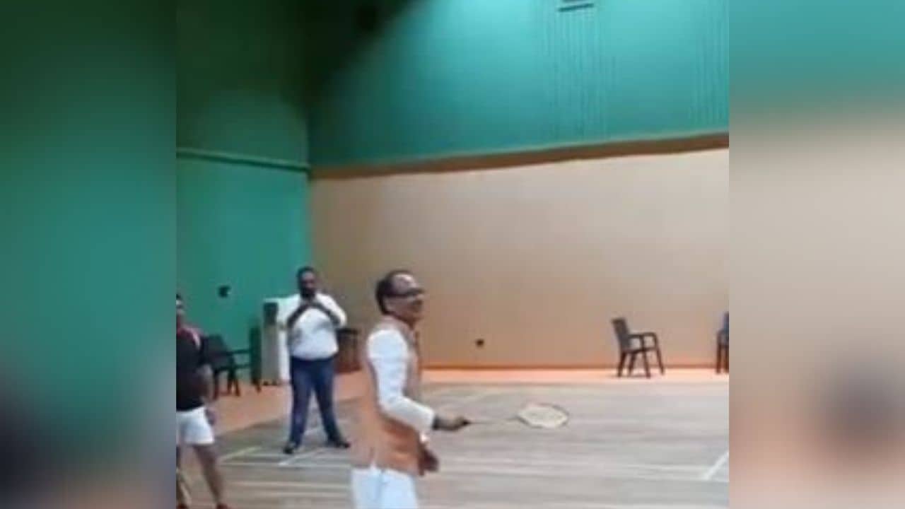 Shivraj Singh Chouhan : দলীয় পতাকার বদলে হাতে ব়্যাকেট, অন্য মেজাজে ধরা দিলেন মধ্যপ্রদেশের মুখ্যমন্ত্রী, দেখুন ভিডিয়ো