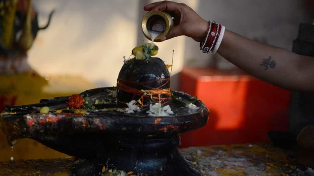 Shravan vrat: শ্রাবণ মাসের সোমবার কেন এত গুরুত্বপূর্ণ? প্রতি সোমবার এই নিয়মগুলি মানলে থেমে যাবে জীবনের মহাপ্রলয়