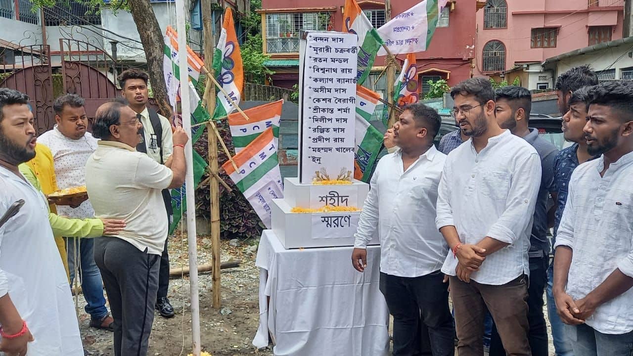 21 July: শুধু কলকাতা নয়, ডিসপ্লে বোর্ড লাগিয়ে শিলিগুড়িতেও পালিত হচ্ছে তৃণমূলের শহিদ দিবস