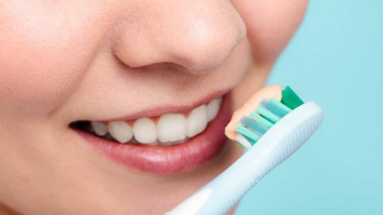 Skip Brushing: রাতে দাঁত ব্রাশ করেন না? মুখের ভিতর কারা ভূরিভোজের আয়োজন করে জানুন!