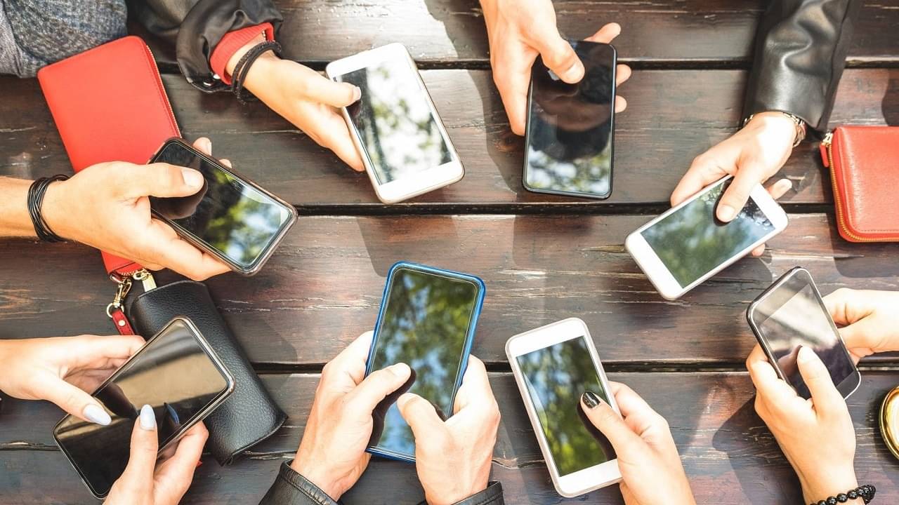 Budget Smartphones: 12,000 টাকার মধ্যে এই মুহূর্তের সেরা 10 ফোন, বাম্পার ক্যামেরা-দুরন্ত ডিসপ্লে, তালিকায় কে কে?