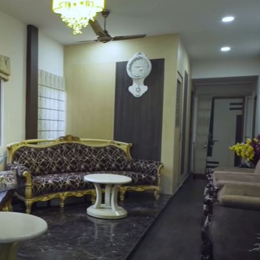 বসার ঘরের আরও একটা অংশ। আরামদায়ক বিশাল সোফা। ছাদ থেকে ঝুলছে মানানসই ঝাড়বাতি।(ছবি:এশিয়ান পেন্টস)