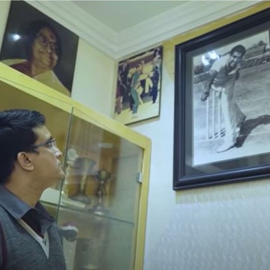 হৃদয়ের খুব কাছের। বাবা চণ্ডীদাস গঙ্গোপাধ্যায়ের ছবির সামনে সৌরভ।(ছবি:এশিয়ান পেন্টস)    