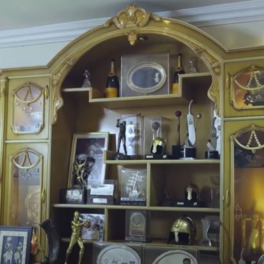 স্মৃতিতে মোড়া। সৌরভ গঙ্গোপাধ্যায়ের জীবনের সাফল্যের খতিয়ান দেয় এই ঘর। ক্যাবিনেটে সারি সারি ট্রফি। ১৯৯৬ সালের জোড়া সেঞ্চুরির স্মৃতি হিসেবে তুলে রেখেছেন শ্যাম্পেনের দুটি বোতল। ২৬ বছর ধরে সেগুলি সযত্নে রাখা।(ছবি:এশিয়ান পেন্টস)   