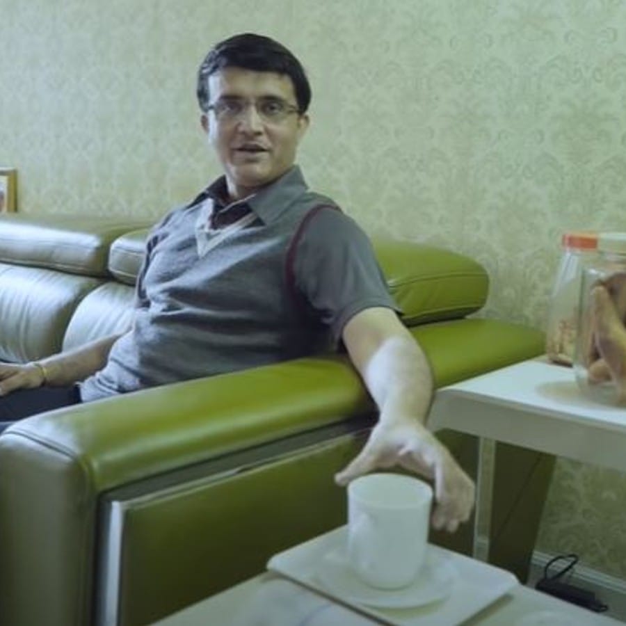 বাড়ির প্রিয় কোণা। কলকাতায় থাকলে সকালের চা এখানেই খান সৌরভ। টা হিসেবে অবশ্যই খবরের কাগজ। খেলার খবরের পাতায় চোখ বুলিয়ে চলে যান ফ্রন্ট পেজে।(ছবি:এশিয়ান পেন্টস) 