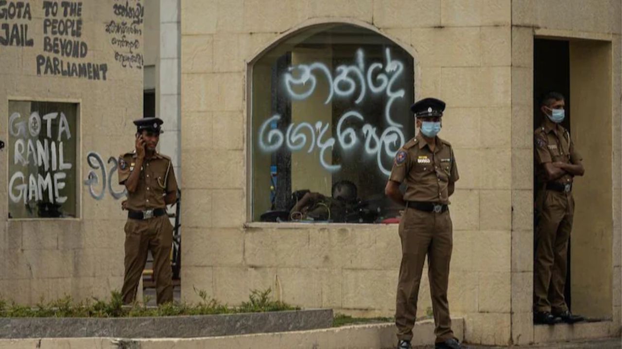 Sri Lanka: দায়িত্ব নিয়েই বিক্ষোভকারীদের ক্যাম্পে বাহিনী পাঠালেন রনিল, ধস্তাধস্তিতে আহত ৫০