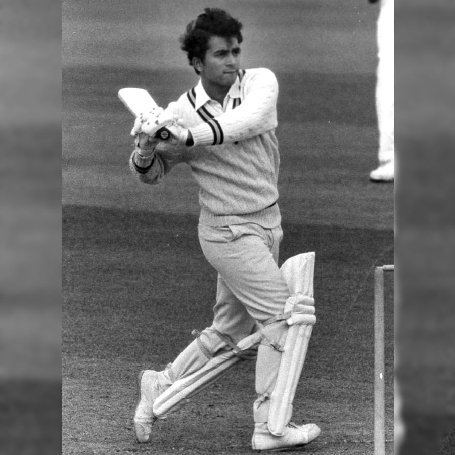 টেস্ট ক্রিকেটে ৩৪টি সেঞ্চুরি - ১৬ বছরের আন্তর্জাতিক ক্রিকেট কেরিয়ারে দীর্ঘদিন ধরে টেস্ট ক্রিকেটে খেলেছিলেন সুনীল গাভাসকর। টেস্ট ক্রিকেটে তাঁর নামের পাশে রয়েছে ৩৪টি সেঞ্চুরি। দেশের জার্সিতে ১২৫টি টেস্ট ম্যাচে তিনি করেছিলেন ১০ হাজার ১২২ রান। এবং নিয়েছিলেন ১টি টেস্ট উইকেটও। (ছবি-টুইটার)