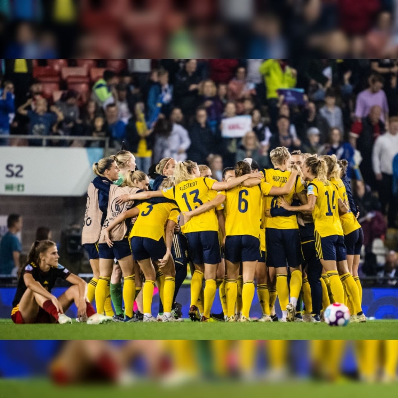 মেয়েদের ইউরো কাপের (UEFA Women's EURO Cup) কোয়ার্টার ফাইনালে বেলজিয়ামকে (Belgium) হারিয়ে সেমিফাইনালে পৌঁছে গেল সুইডেন (Sweden)। ম্যাচের ৯০ মিনিট অবধি দুই দলের প্লেয়ারদের গোলদর্শন হয়নি। অবশেষে সংযুক্ত সময়ে বাজিমাত সুইডেনের। ৯০+২ মিনিটের মাথায় একমাত্র গোলটি করে সুইডিশদের সেমিফাইনালে পৌঁছে দিলেন লিন্ডা সেমব্র্যান্ট। (ছবি-মেয়েদের ইউরো কাপ ২০২২ টুইটার)