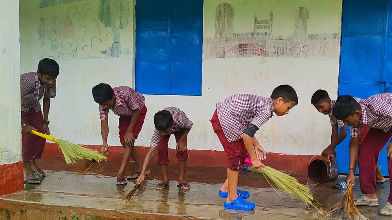 Jalpaiguri School: ক্লাস শুরুর আগে ইউনিফর্ম পরেই ঝাঁটা হাতে সাফাই, জলপাইগুড়ি সরকারি স্কুলের করুণ পরিণতি